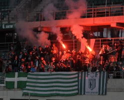 Kohtumise ajal pakkusid mõlema poole fännid tulevärki tribüünidel. Foto: Märt Vassiljev