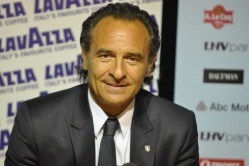 Kas Itaalia koondise peatreener Cesare Prandelli eelistab kolme kaitsjaga süsteemi? Foto: Märt Vassiljev