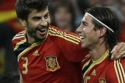 Gerard Pique ja Sergio Ramose edukas koostöö on aidanud Hispaania koondise poolfinaali. Foto: dmarinblog.blogspot.com 