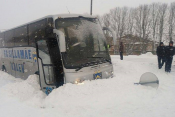 Sillamäe Kalevi buss sõitis teelt välja