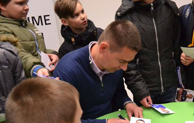 Andrei Stepanov lastele autogramme jagamas. Talvel sooviks ta allkirju anda ka Matvei Igoneni üleminekuga seotud paberitele. Foto: EJL