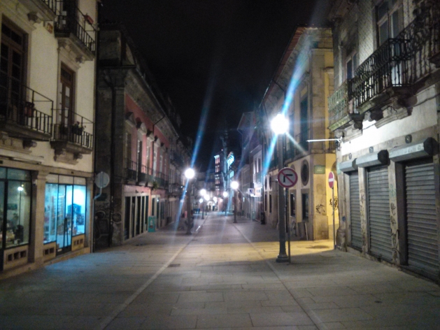 Porto vanalinna päevase aja üks tihedamalt rahvast pungil olev Florese tänav on tühi nagu oleks öö. Mobiilifoto: Kasper Elissaar