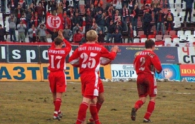 Lindpere (vasakult esimene) Sofia CSKA toetajatele plaksutamas. Foto: ofanziva.org