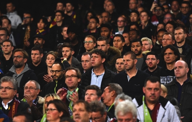 Ragnar Klavan (paremal servas) ja teised Liverpooli mängijad Nou Campi tribüünil Barcelona mängu vaatamas. Foto: Foto: The Red Posti Twitter