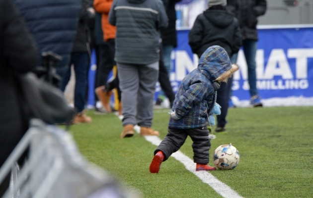 Jalgpall on mäng nii suurtele kui väikestele, nii poistele kui tüdrukutele. Foto: Liisi Troska
