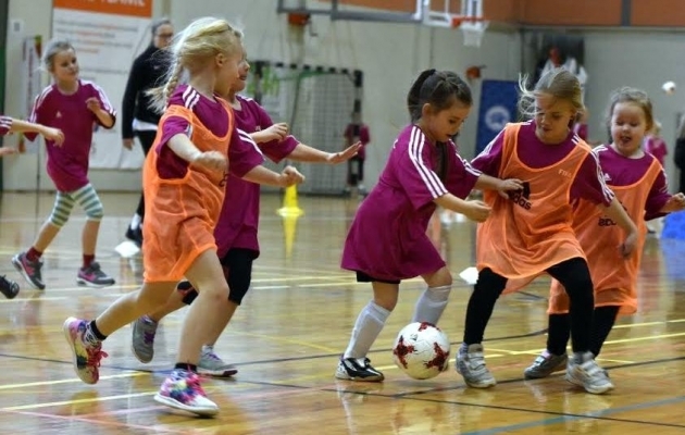 Tüdrukud said märtsis lustida jalgpallifestivalil Viljandis. Foto: EJL