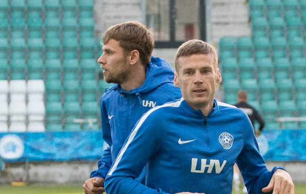 Artjom Dmitrijev (vasakul) alustab Aleksandr Dmitrijevi asemel Eesti põhikoosseisus. Foto: Oliver Tsupsman