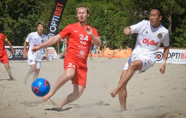 Jaapani staarid (valges) lisasid etapile vürtsi. Foto: Beach Soccer Estonia Facebook