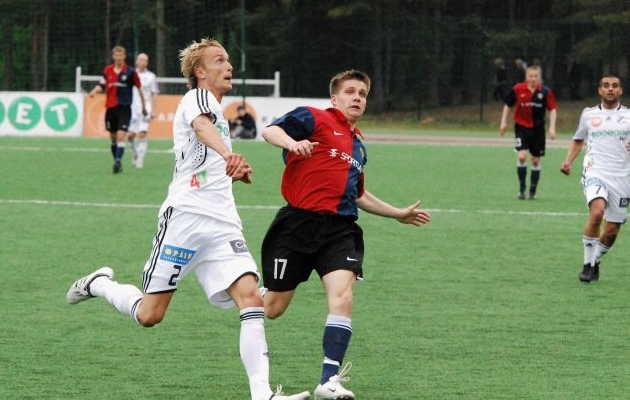 Tiirik (17) ja Mikk Haavistu (2) palli pärast võitlemas. Selle 2009. aasta 12. vooru mängu võitis Trans Hiiul 2:1. Foto: Märt Vassiljev (arhiiv)
