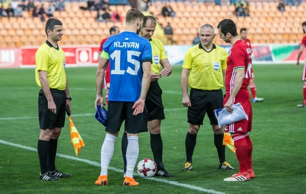 Eesti ja Armeenia koondise kaptenid Ragnar Klavan ja Henrikh Mkhitarjan enne mängu. Foto: Brit Maria Tael