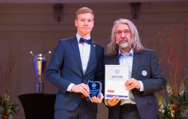 Rasmus Maalinn (vasakul) sai Eesti Jalgpalli Liidu presidendilt Aivar Pohlakult aktiivse kohtunikutöö eest auhinna. Foto: Jana Pipar