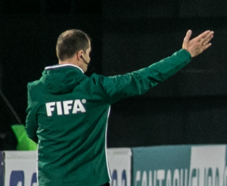 Skandaal neljandas liigas: punase teeninud mängija lõi kohtunikku rusikaga näkku