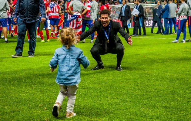 Võidukas Atletico peatreener Diego Simeone tütart ootamas. Foto: Gertrud Alatare
