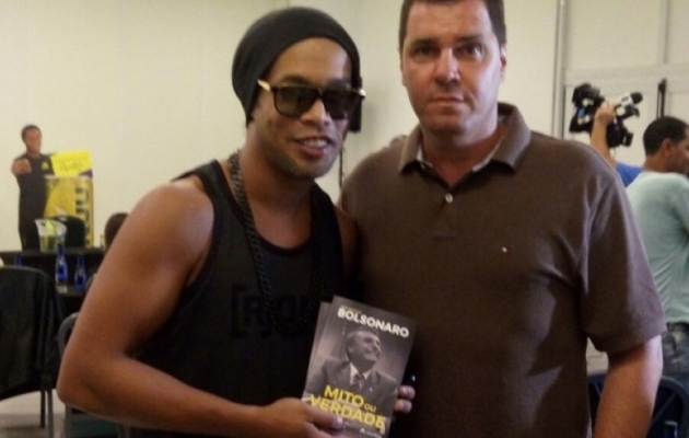 Ronaldinho hoiab Jair Bolsonaro raamatut k&auml;es. Foto: blogs.oglobo.globo.com