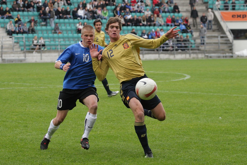 Aasta on 2009, Lillek&uuml;las v&otilde;itlevad palli p&auml;rast Henrik Ojamaa ja Marcos Alonso. M&otilde;lemad j&otilde;udsid hiljem A-koondisese ja j&auml;id sinna kauaks. Foto: Siim Semiskar
