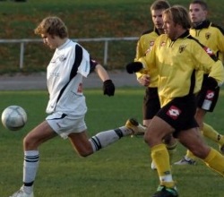 Pärnu esimesel meistriliiga aastal (2006), ajas Gert Olesk (paremal esiplaanil) ise palli taga. Foto: Soccernet.ee (arhiiv)