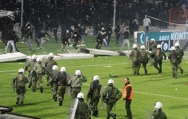 PAOK-i ja Olympiakose vaheline karikapoolfinaal oldi kevadel sunnitud pooleli jätma, sest fännidele ei meeldinud kohtuniku otsused. Foto: greekreporter.com