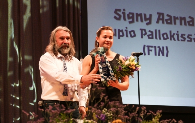 Signy Aarna 2015. aasta jalgpalligalal aasta naisjalgpalluri auhinnaga. Foto: Jana Pipar / jalgpall.ee