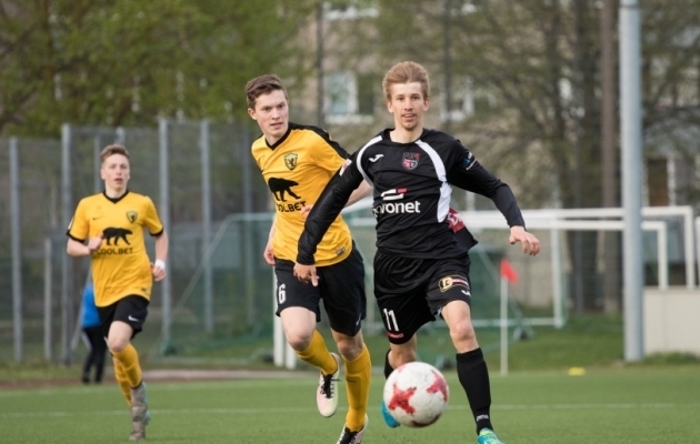 Kirill Nesterov (mustas) andis enim t&auml;pseid tsenderdusi ning s&ouml;&ouml;te vastase karistusalasse. Foto: Oliver Tsupsman