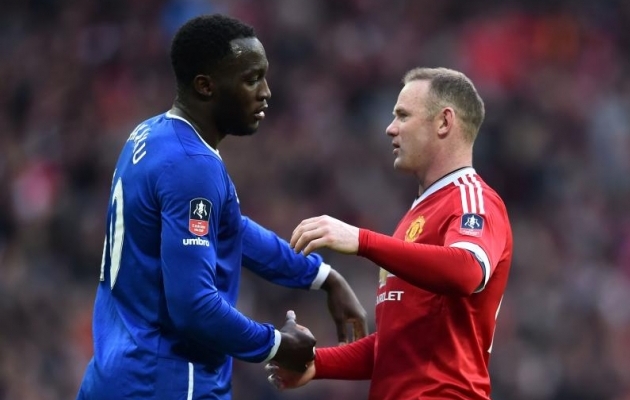 Kui Romelu Lukaku ja Wayne Rooney t&auml;navu kohtuvad, on s&auml;rgid vahetunud. T&auml;htis samm on see m&otilde;lema jaoks. Foto: bleacherreport.com