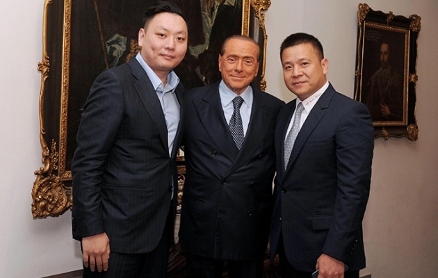 Silvio Berlusconi (keskel) ja Milan olid aastaid s&uuml;non&uuml;&uuml;mid. N&uuml;&uuml;d on mees k&otilde;rvale astunud. Foto: caixin.com