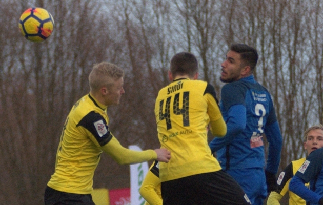 Akim Sairinen (sinises) on Tartus v&auml;ga h&auml;sti kohanenud ja oli vooru parim &otilde;huv&otilde;itleja. Foto: Liisi Troska