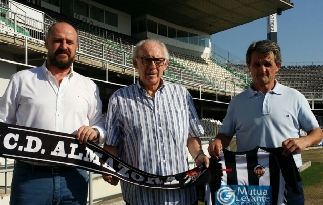 Manolo Clares (keskel). Foto: enalbinegro.es