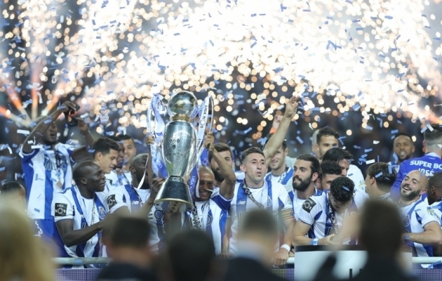 Porto m&auml;ngijad t&auml;histavad tiitliv&otilde;itu. Foto: Porto Twitter