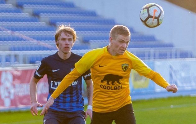 Oleksandr Suhharov (sinises) oli Vapruse vastu v&auml;ga aktiivne, kuid Paide leppis 1:1 viigiga. Foto: Gertrud Alatare
