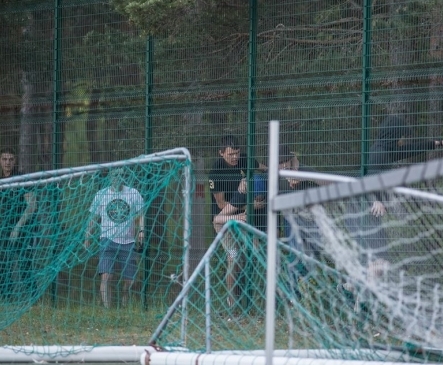 Fotod: Fännide kähmluse käigus lendasid lauad ja toolid, pisargaas sundis Levadia ultrad taganema