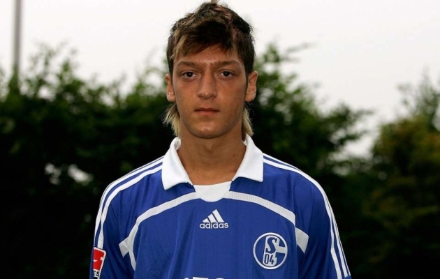 Aastatel 2006 - 2008 kandis &Ouml;zil Schalke s&auml;rki. Foto: givemesport.com