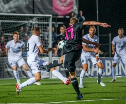 Liidrite heitlus tuliste tribüünide ees jättis seisu samaks