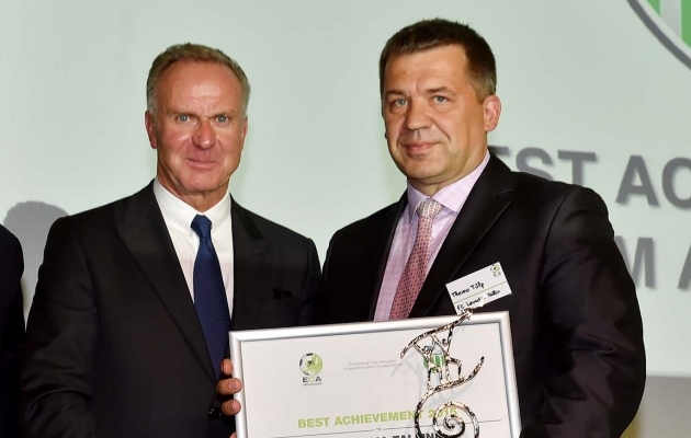 2015. aastal andis Karl-Heinz Rummenigge ECA juhina Levadiale üle auhinna parima saavutuse eest sotsiaalse vastutuse valdkonnas. Foto: Levadia