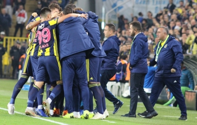 Fenerbahce mängijad said viimati küll rõõmustada, aga üldplaanis on seis keeruline. Foto: Fenerbahce Twitter