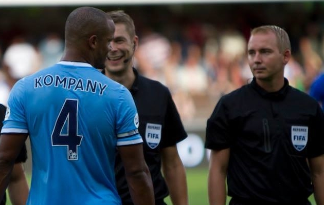 Antamo (paremal) ja brigaad m&otilde;istmas &otilde;igust Manchester City m&auml;ngul. Foto: Tero Turunen / eek.fi