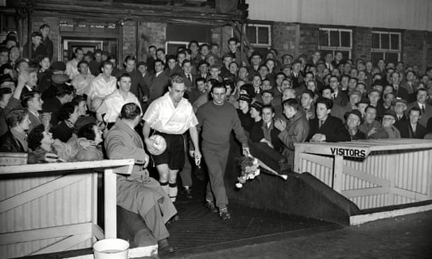 Wolverhampton - Honved Molineux' staadionil, Ferenc Puskasi k&otilde;rval on Billy Wright. Foto: colorsport.com