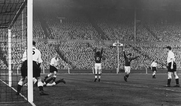 Puskas l&otilde;i &auml;sja v&auml;rava, Inglismaa - Ungari 1953. aastal Wembleyl. Foto: allbluedaze.wordpress.com