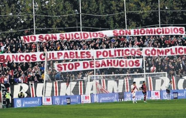 Rayo Vallecano fännid paistavad silma oma sotsiaalse aktiivsusega, viies plakatitega tähelepanu Hispaania ühiskonna murekohtadele. Foto: pagina12.com.ar