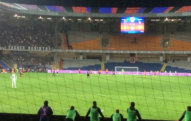 Liiga liidri Basaksehiri ja Besiktase m&auml;ngul olid trib&uuml;&uuml;nid poolt&uuml;hjad. Foto: Indrek Schwede