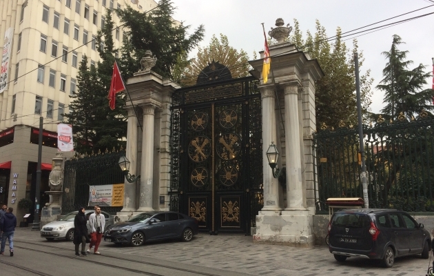 Nende v&auml;ravate taga on Galatasaray ajalooline l&uuml;tseum. Foto: Indrek Schwede
