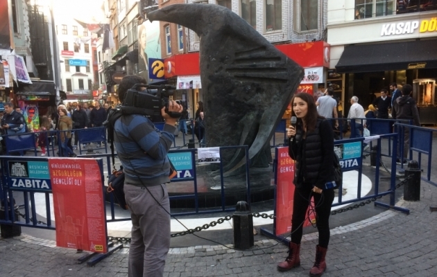 Besiktase jalgpalliklubi s&uuml;mbol must kotkas on ka samanimelise linnaosa &uuml;ks s&uuml;mboleid, mille tausta kasutatakse televisiooniski. Foto: Indrek Schwede
