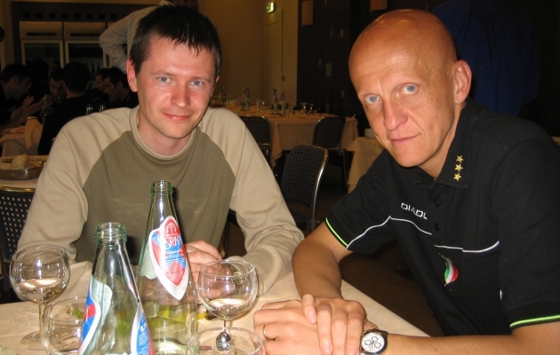 Hannes Reinvald ja Pierluigi Collina 2005. aastal Itaalias U17 EM-finaalturniiri ajal l&otilde;unalauas. Foto: erakogu