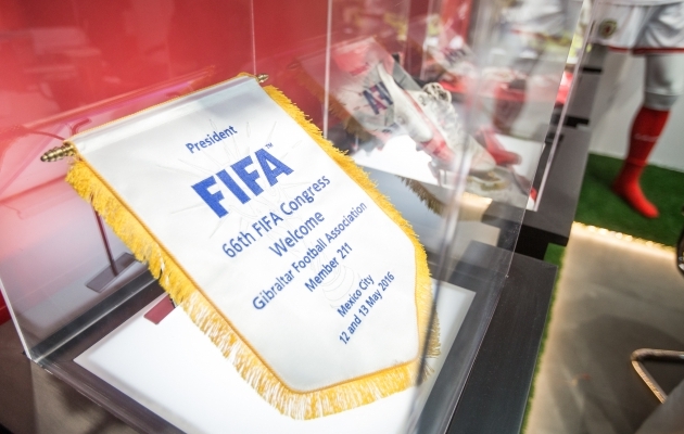 Gibraltari jalgpalliliidu poes eksponeeritakse vitriinis vimplit, millega FIFA kinnitas kaljuriigi liikmeks v&otilde;tmist 2016. aastal. Hispaania proovis poliitilistel p&otilde;hjustel Gibraltari FIFA-sse p&auml;&auml;semist takistada, aga l&otilde;puks kohustas Rahvusvaheline Spordikohus (CAS) FIFA-t, et Gibraltar tuleb vastu v&otilde;tta. Foto: Jana Pipar / EJL