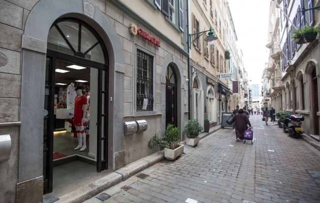 Gibraltari jalgpalliliit pesitseb linna peatänavaga paralleelselt kulgeval jalakäijate tänaval Irish Town. Foto: Jana Pipar / EJL