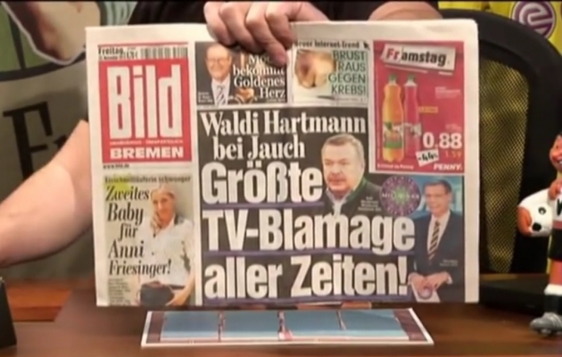 WDR telesaates "Zeiglers wunderbare Welt des Fu&szlig;balls" ("Zeigleri imeline jalgpallimaailm") demonstreeris saatejuht Arnd Zeigler ajalehe Bildi esikaant: "Teleajaloo suurim h&auml;biplekk!". Foto: Youtube