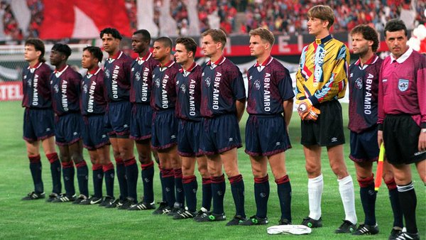 Amsterdami Ajaxi koosseis 1995. aasta Meistrite liiga finaalis. Vasakpoolseim mees on Jari Litmanen, v&auml;ravavahiks Edwin van der Sar, kapteniks praegu meeskonda kuuluva Daley Blindi isa Danny Blind. Foto: Meistrite liiga Twitter