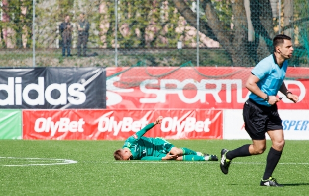 Rasmus Peetson sai mängus FC Floraga põlvevigastuse. Foto: Oliver Tsupsman