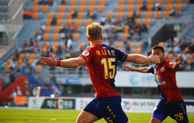 Eelmisel pühapäeval mängus Seoui E-Landiga lõi Henri Anier oma esimese värava Lõuna-Korea klubijalgpallis. Foto: Suwon FC Instagram