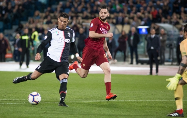 Korra p&auml;&auml;ses Ronaldo k&uuml;ll Roma v&auml;ravavahi Antonio Mirantega silmitsi, aga duellis j&auml;i peale viimane. Ning Ronaldo pidi karj&auml;&auml;ri jooksul esimest korda Serie A kohtumise j&auml;rel platsilt kaotajana lahkuma, sest Juventuse kahes eelmises kaotatud kohtumises (0:2 Genoale ja 1:2 SPAL-ile) ta koosseisu ei kuulunud, sest Juventus m&auml;ngitas Meistrite liigat silmas pidades varumehi. Foto: Jana Pipar