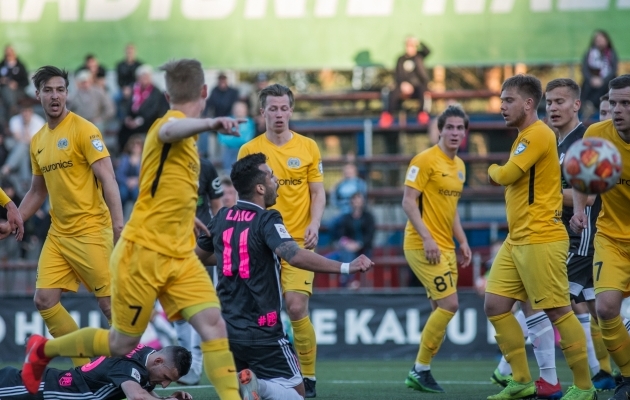 FC Kuressaare kaitses k&uuml;ll suurte j&otilde;ududega, aga eriti esimesel poolajal avanes N&otilde;mme Kaljul rohkesti v&auml;ravav&otilde;imalusi. Foto: Jana Pipar / jalgpall.ee